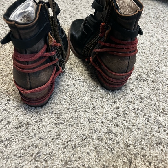 Freebies Crue, Size 7 boots - Picture 2 of 2